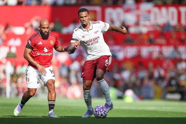 Bryan Mbeumo a&nbsp;Gabriel v&nbsp;minulém vzájemném duelu Manchester United vs. Arsenal