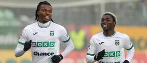 Na fotce zleva hráči Karviné Lucky Ezeh a Emmanuel Ayaosi