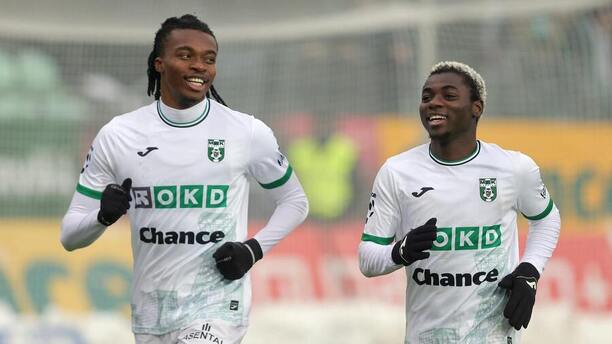 Na fotce zleva hráči Karviné Lucky Ezeh a&nbsp;Emmanuel Ayaosi