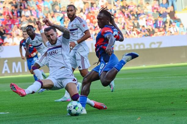 Prince Adu z Plzně v zápase proti Servette, červenec 2025