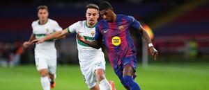 Obránce Elche Adrià Pedrosa bojuje o míč s Marcusem Rashfordem, forvardem v barvách Barcelony