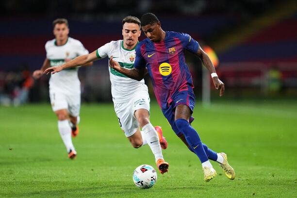 Obránce Elche Adrià Pedrosa bojuje o&nbsp;míč s&nbsp;Marcusem Rashfordem, forvardem v&nbsp;barvách Barcelony