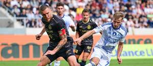 6. kolo Chance Ligy 2025/26: Tomáš Petrášek z Hradce Králové (vlevo) bojuje o míč s Arturem Dolžnikovem, olomouckým záložníkem