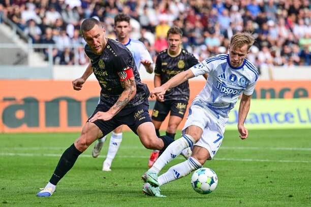 6. kolo Chance Ligy 2025/26: Tomáš Petrášek z&nbsp;Hradce Králové (vlevo) bojuje o&nbsp;míč s&nbsp;Arturem Dolžnikovem, olomouckým záložníkem