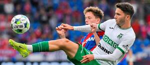 Jiří Maxim Panoš z Plzně a Rok Štorman z Karviné v souboji