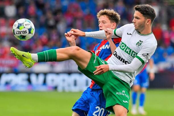 Jiří Maxim Panoš z Plzně a Rok Štorman z Karviné v souboji