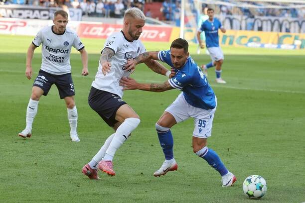 6. kolo Chance Ligy 2025/26 - Obránce Slovácka Petr Reinberk a&nbsp;ostravský záložník Daniel Holzer svádějí boj o&nbsp;míč