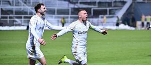 Sparťané Andrew Irving a Lukáš Haraslín slaví gól do sítě Dukly