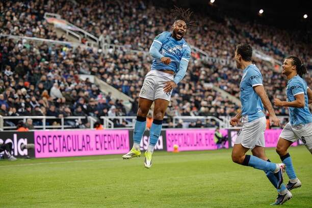 Manchester City první zápas proti Newcastlu zvládl. Jak dopadne odveta? Sledujte zápas živě od 21 hodin