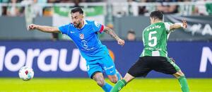 Souboj Nicoláse Gonzáleze s Marcem Bartrou v podzimním duelu Atlética s Betisem v La Lize