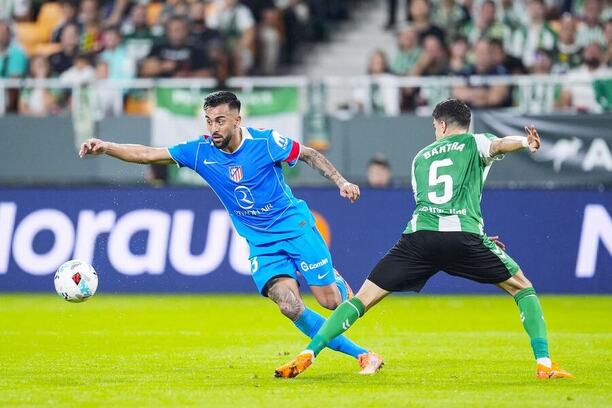 Souboj Nicoláse Gonzáleze s&nbsp;Marcem Bartrou v&nbsp;podzimním duelu Atlética s&nbsp;Betisem v&nbsp;La Lize