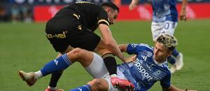 Ostravský obránce Eldar Šehič (vlevo) v souboji s Filipem Slavíčkem, bekem Olomouce