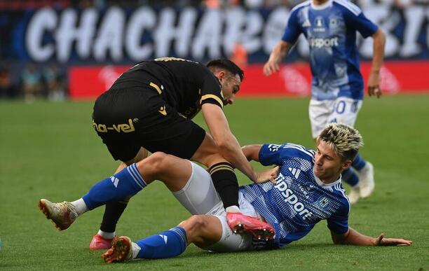 Ostravský obránce Eldar Šehič (vlevo) v&nbsp;souboji s&nbsp;Filipem Slavíčkem, bekem Olomouce