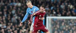 Útočník Manchesteru Ciry Erling Haaland (vlevo) bojuje o balon s Alexisem Mac Allisterem z Liverpoolu