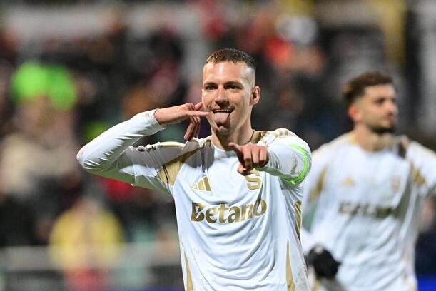 Sparťan Lukáš Haraslín slaví gól do sítě Dukly