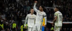 Radost hráčů Realu Madrid po gólu proti Valencii, zleva Mastantuono, Bellingham a Mbappé