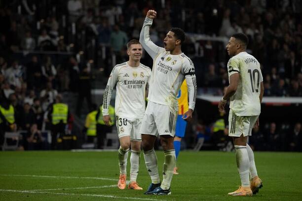 Radost hráčů Realu Madrid po gólu proti Valencii, zleva Mastantuono, Bellingham a&nbsp;Mbappé