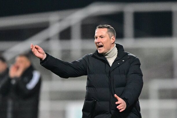 Kouč Sparty Brian Priske během utkání s&nbsp;Duklou