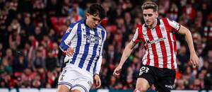 Duel 22. kola La Ligy: Zleva na fotce Jon Aramburu, bek hájící barvy Realu Sociedad, a záložník Bilbaa Robert Navarro