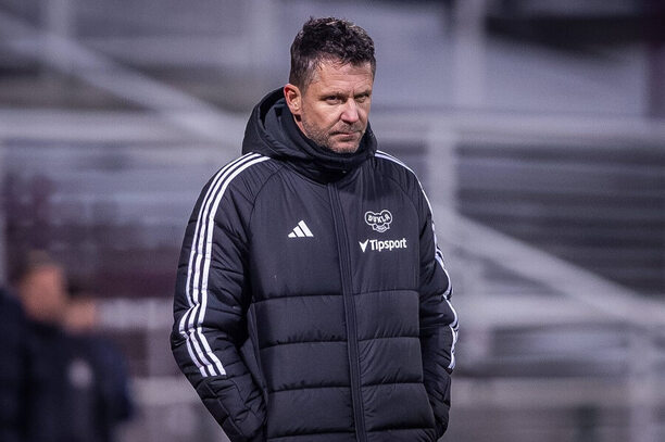 Trenér David Holoubek během zápasu Dukly se Spartou