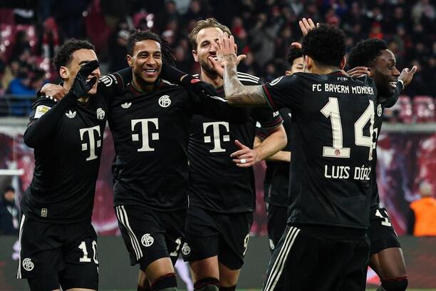 Fotbalisté Bayernu Mnichov slaví gól v&nbsp;bundesligovém utkání v&nbsp;Lipsku