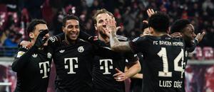 Fotbalisté Bayernu Mnichov slaví gól v bundesligovém utkání v Lipsku