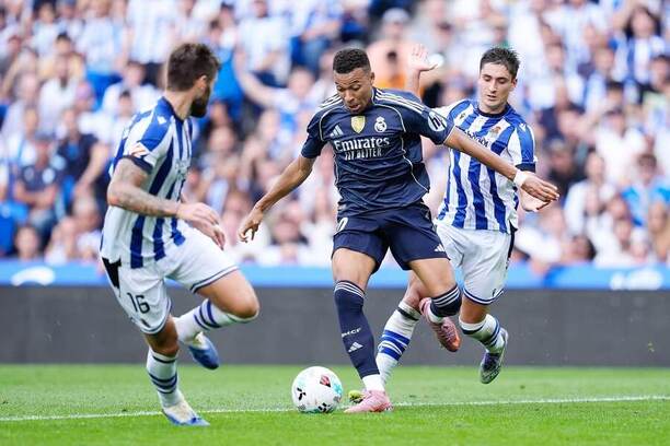 Kylian Mbappé (uprostřed) se v&nbsp;minulém vzájemném duelu Realu Madrid proti Realu Sociedad střelecky prosadil