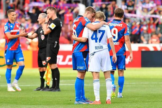 Lukáš Červ z&nbsp;Plzně a&nbsp;Michal Beran z&nbsp;Olomouce po zápase 8.&nbsp;kola Chance Ligy 2025–26