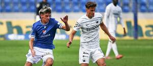 Střetnutí 8. kola Chance Ligy 2025/26: Zleva ostravský záložník Artur Musák a Vojtěch Stránský, útočník ve službách Slovanu Liberec