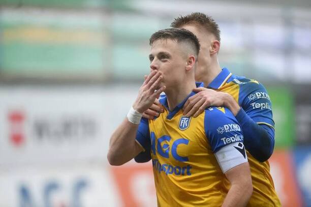 Michal Bílek slaví gól v zápase Teplic s Karvinou