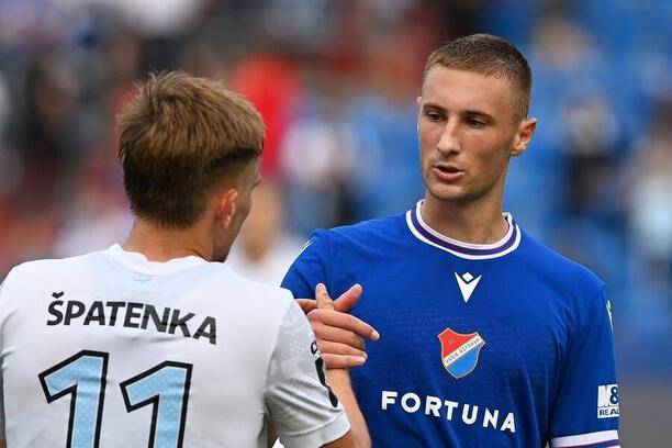Duel 8.&nbsp;kola Chance Ligy 2025/26: Na snímku zleva liberecký útočník Filip Špatenka a&nbsp;Ondřej Kričfaluši, fotbalista v&nbsp;dresu Baníku
