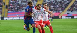 Hvězda Barcelony Lamine Yamal (vlevo) v souboji o míč s Daleym Blindem, obráncem Girony