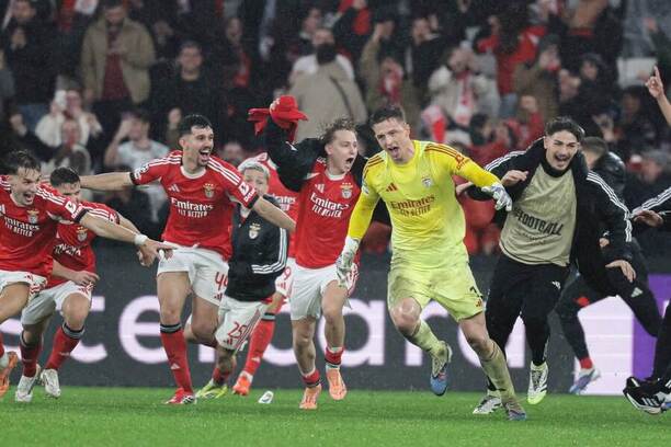 Fotbalisté Benfiky slaví gól brankáře Trubina (ve žlutém) v&nbsp;minulém utkání Ligy mistrů proti Realu Madrid