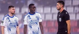 Na fotce exolomoucký hráč Radim Breite (vlevo) a Abdoulaye Sylla v diskuzi s rozhodčím