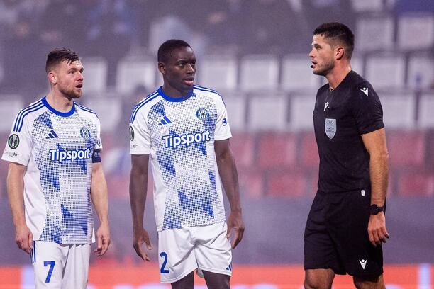 Na fotce exolomoucký hráč Radim Breite (vlevo) a&nbsp;Abdoulaye Sylla v&nbsp;diskuzi s&nbsp;rozhodčím
