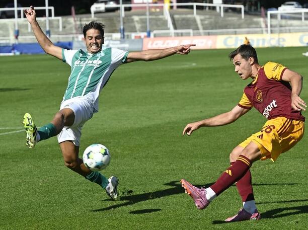 Aleš Čermák z Bohemians a Jakub Kadák z Dukly během zápasu 9. kola Chance Ligy 2025–26