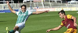 Aleš Čermák z Bohemians a Jakub Kadák z Dukly během zápasu 9. kola Chance Ligy 2025–26