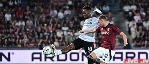 Sampson Dweh z Plzně a Jan Kuchta ze Sparty v souboji