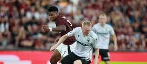 John Mercado ze Sparty a Václav Jemelka z Plzně v souboji