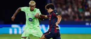 Barcelonský útočník Lamine Yamal (vlevo) a obránce Levante Manu Sánchez