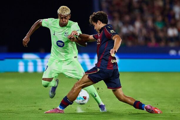 Barcelonský útočník Lamine Yamal (vlevo) a&nbsp;obránce Levante Manu Sánchez