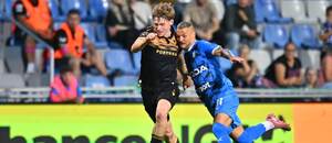 Ostravský hráč Marek Havran (vlevo) a Dominik Kostka z Mladé Boleslavi bojují o míč