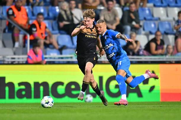 Ostravský hráč Marek Havran (vlevo) a&nbsp;Dominik Kostka z&nbsp;Mladé Boleslavi bojují o&nbsp;míč