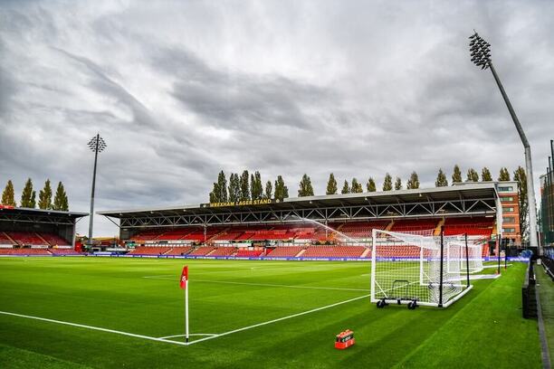 Championship nabízí klasické anglické stadiony, na obrázku domácí stánek Wrexhamu United