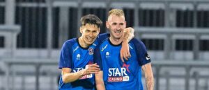 David Hrnčár a Roman Květ během zápasu Denderu se Charleroi