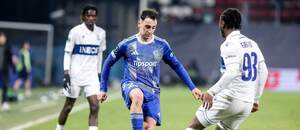 Předkolo play-off Konferenční ligy: Na snímku obránce Olomouce Matěj Hadaš (uprostřed) a Sekou Fofana, bek ve službách Lausanne