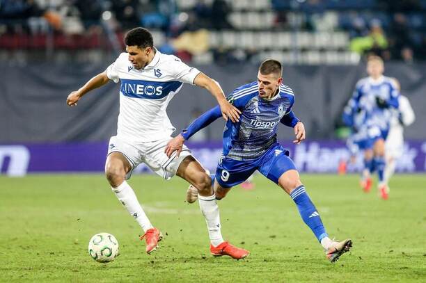 Karim Sow z&nbsp;Lausanne (vlevo) brání míč před olomouckým forvardem Janem Klimentem