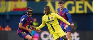 17. kolo La Ligy 2025/2026: Na fotce zleva Eric García z Barcelony a útočník Villarrealu Nicholas Pepe