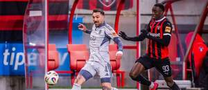 Osmifinále Slovnaft Cupu 2025/26: Na snímku Guram Kashia ze Slovanu Bratislava (vlevo) a Idjessi Metsoko v barvách Spartaku Trnava