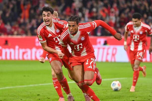 Aleksandar Pavlović a&nbsp;Michael Olise slaví gól v&nbsp;minulém duelu Bayernu proti Dortmundu